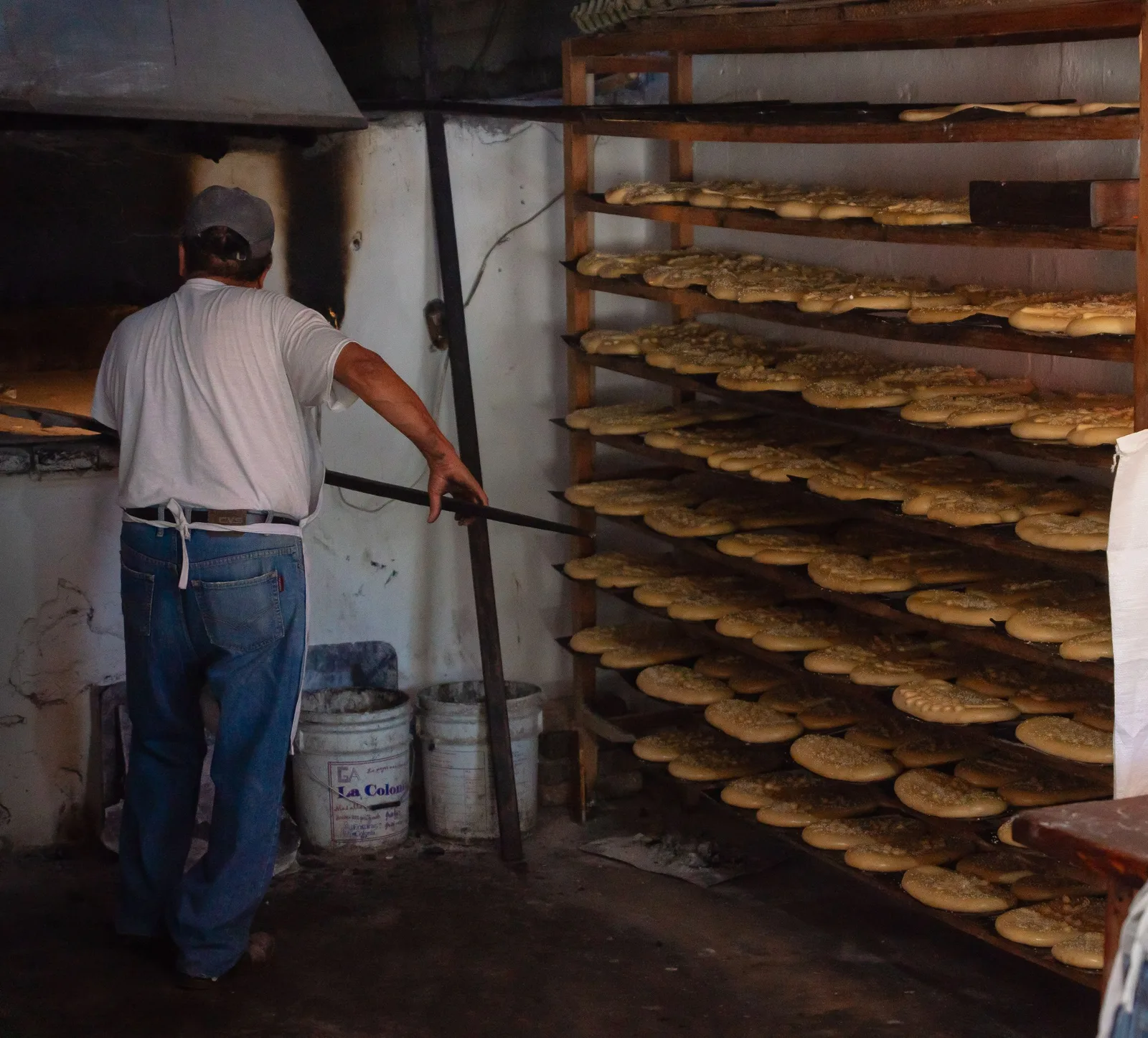 El horno de leña con el pan dentro