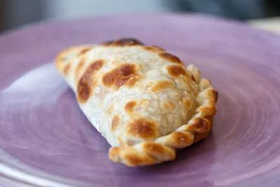 Empanada de carne recién hecha